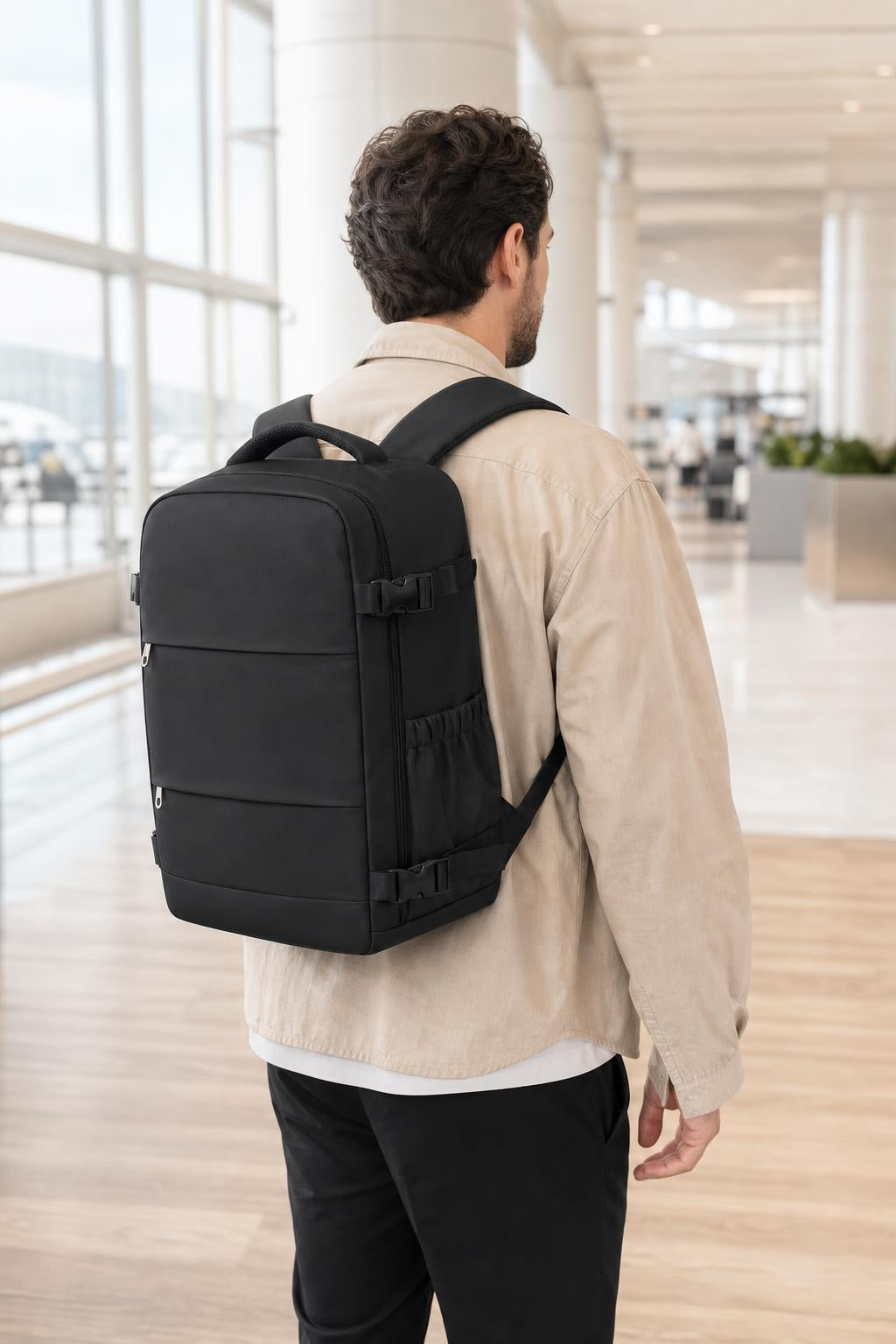 Viajero con la mochila Nalvani VacPack 40 en el aeropuerto
